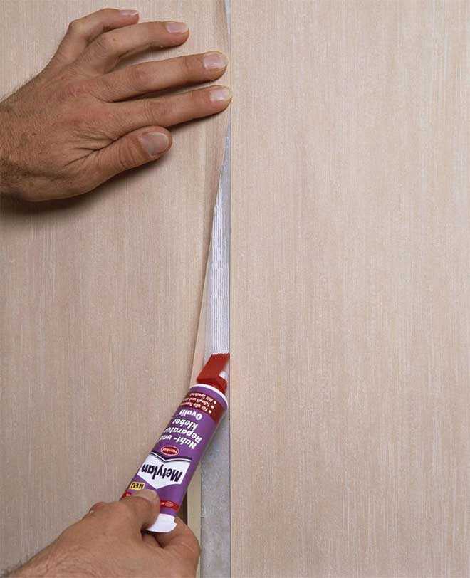 Не давите слишком сильно, чтобы не сдвинуть полотно и не растянуть его. При обнаружении пузырей аккуратно подденьте край обоев, затем аккуратно выпустите воздух с помощью шпателя, направляя его к ближайшему свободному краю. Если пузырь маленький и не исчезает, проколите его тонкой иглой и разгладьте поверхность.