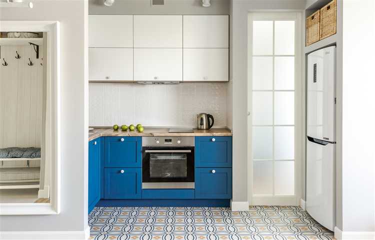 Фиксация корпуса холодильника и контроль устойчивости