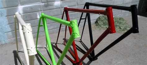 Размещение покрашенного велосипеда в саду: устойчивость и визуальный акцент