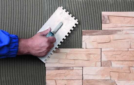 Нанесение плиточного клея на кирпичную стену: техника и толщина слоя