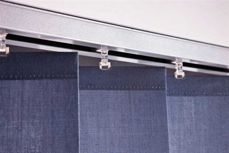 Правильная установка новых ламелей на карниз жалюзи