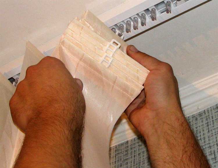 Снятие старых ламелей с карниза вертикальных жалюзи