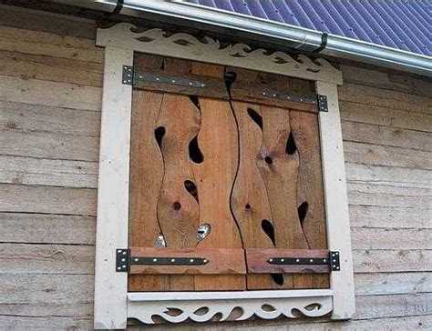 Защита древесины вокруг окна от влаги и усадки