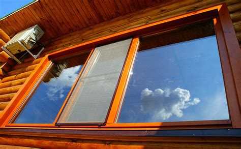 Демонтаж старого окна без повреждения стены