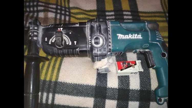 Как поменять щетки на перфораторе макита