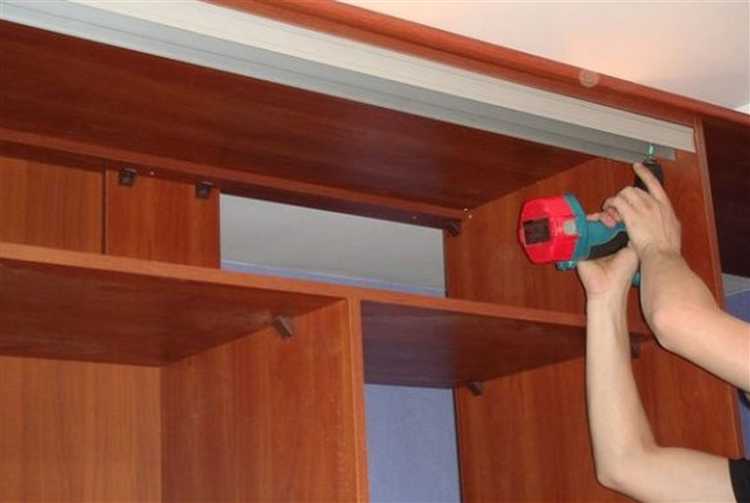 Как устранить перекос и заедание двери при движении