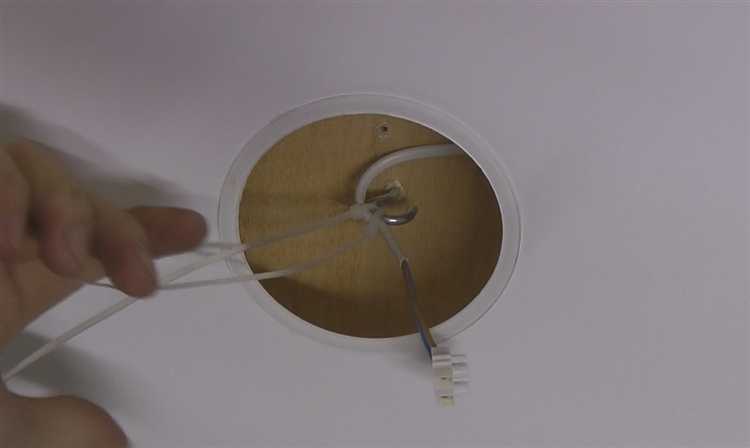 Как повесить люстру на натяжной потолок если нет закладной