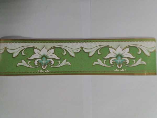 Пошаговый процесс нанесения клея на бумажный бордюр и обои