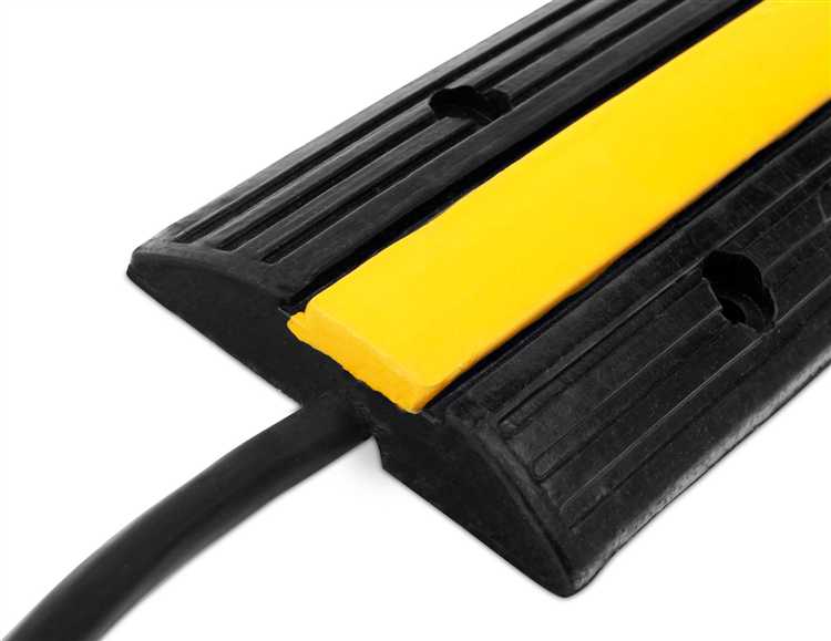 undefinedТрос для протягивания провода</strong> – основной инструмент при работе в узких каналах. Выбирайте трос диаметром 2–4 мм с защитным покрытием из нейлона или ПВХ для снижения трения и предотвращения повреждений провода. Длина троса должна превышать расстояние до препятствия минимум на 1 метр для удобства маневрирования.»></p>
<p><strong>Гибкие зонды и проволочные поводки</strong> применяются для сложных изгибов и узких проходов. Желательно использовать модели с регулируемой жесткостью, чтобы не повредить проводку и обеспечить точное направление.</p>
<p><strong>Пневматические или электрические протяжки</strong> ускоряют процесс на длинных участках. Они оборудованы встроенными механизмами подачи троса или провода, что сокращает время и снижает нагрузку на руки.</p>
<p><strong>Изоляционная лента или пластиковые стяжки</strong> необходимы для закрепления провода на тросе или зонде. Используйте тонкую, но прочную ленту, чтобы избежать увеличения диаметра связки и застревания в узких местах.</p>
<p><strong>Специальные направляющие с насадками</strong> помогают плавно обходить препятствия и острые углы. Для металлических труб подходят наконечники с шарнирами, а для кабель-каналов – с гладкими пластиковыми оболочками.</p>
<p><em>Выбор инструмента зависит от диаметра и материала провода, характера препятствий и длины трассы. Комплектуйте набор, учитывая специфику объекта, чтобы обеспечить быструю и безопасную прокладку без риска повреждений.</em></p>
<h2>Подготовка и защита провода перед прохождением через препятствие</h2>
<p><img decoding=