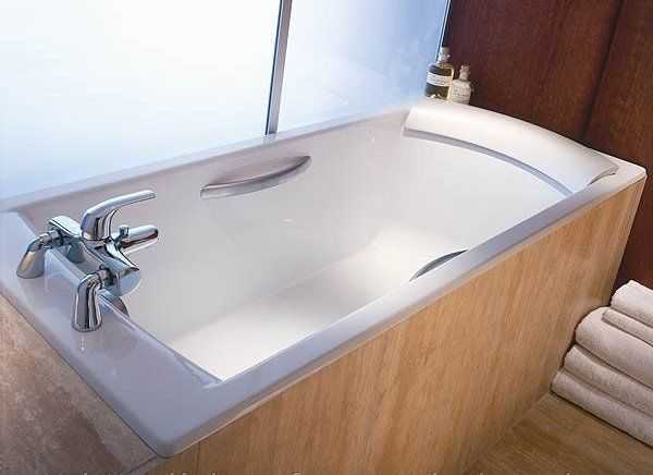 Проверка ровности и геометрии ванны с помощью уровней и линейки