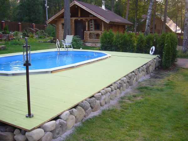 Проверка готовности подушки перед установкой бассейна