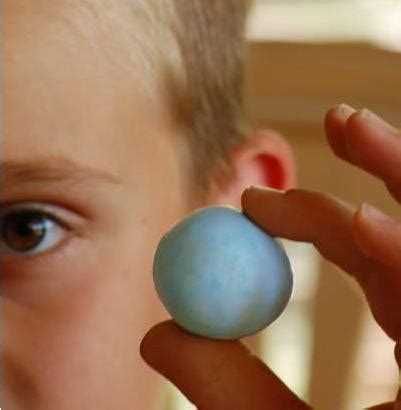 undefinedКорпус</strong> лучше всего изготовить из плотного пластика или дерева. Для пластика подойдут обрезки от пластиковых бутылок толщиной 2–3 мм – они лёгкие и прочные. Дерево выбирайте твердое, например, берёзу или липу, с толщиной 4–5 мм, что обеспечит хорошую долговечность и удобство обработки.»></p>
<p><strong>Насадки</strong> для стоп и хвоста попрыгунчика делают из мелких металлических шайб, пластиковых шайб или плотного картона. Металлические шайбы толщиной 1–2 мм добавляют устойчивость и баланс при прыжках, а пластиковые шайбы легче и снижают общий вес конструкции.</p>
<p><strong>Крепеж</strong> выполняется с помощью тонкой металлической проволоки или маленьких винтиков диаметром 1–1.5 мм, что обеспечивает надежное соединение элементов и устойчивость к нагрузкам.</p>
<p><em>Рекомендуется избегать слишком тонких материалов для корпуса и крепежа, чтобы предотвратить деформации при работе попрыгунчика.</em></p>
<h2>Подготовка и нарезка деталей для корпуса и пружины</h2>
<p><img decoding=