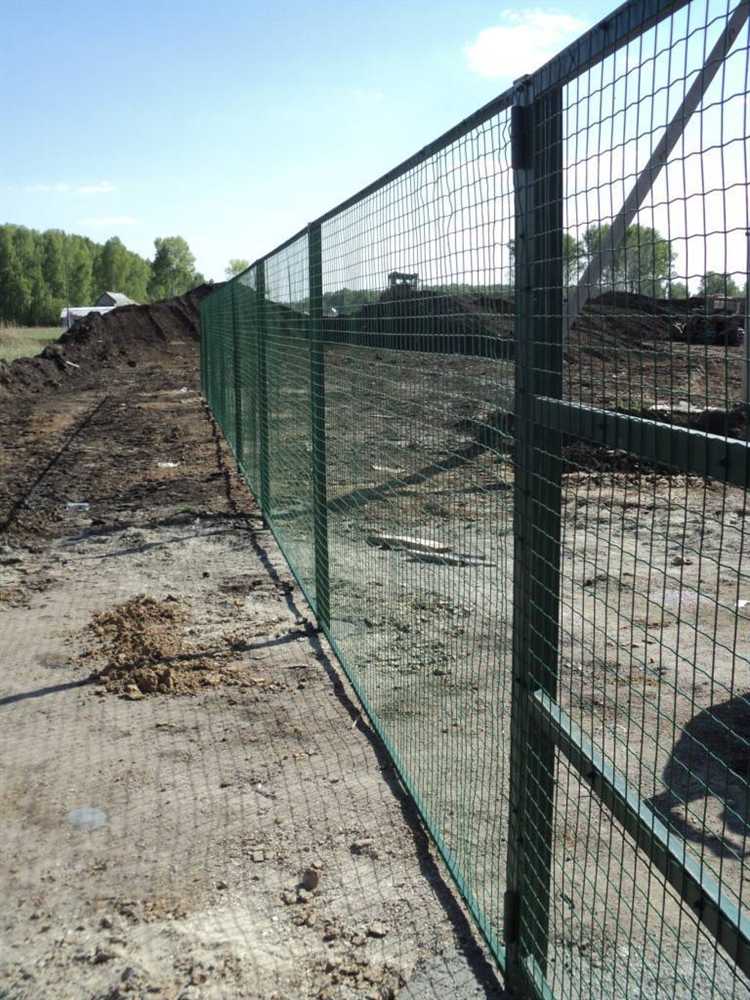 Крепление сетки к столбам: инструменты и способы