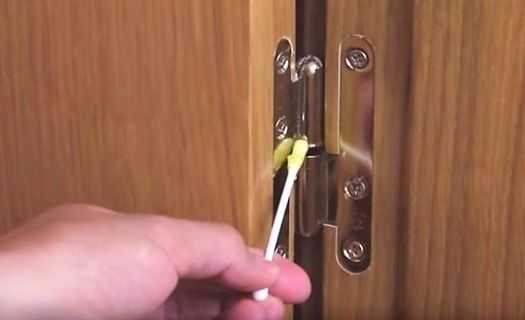 Понимание причин скрипа дверных петель