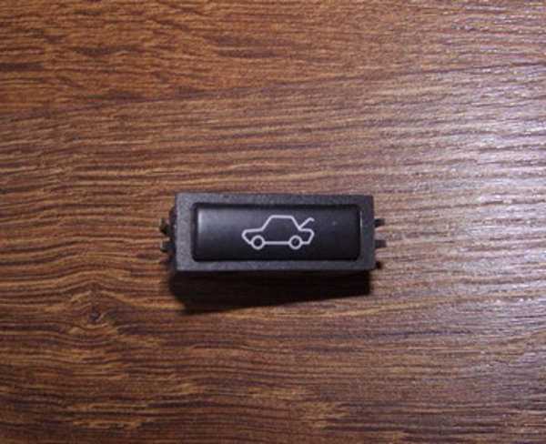 Где находится кнопка открывания багажника на Поло седан