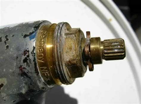 Пошаговый процесс снятия декоративной заглушки и ручки смесителя