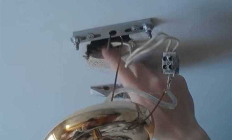 Снятие крюка, зафиксированного в подвесной конструкции