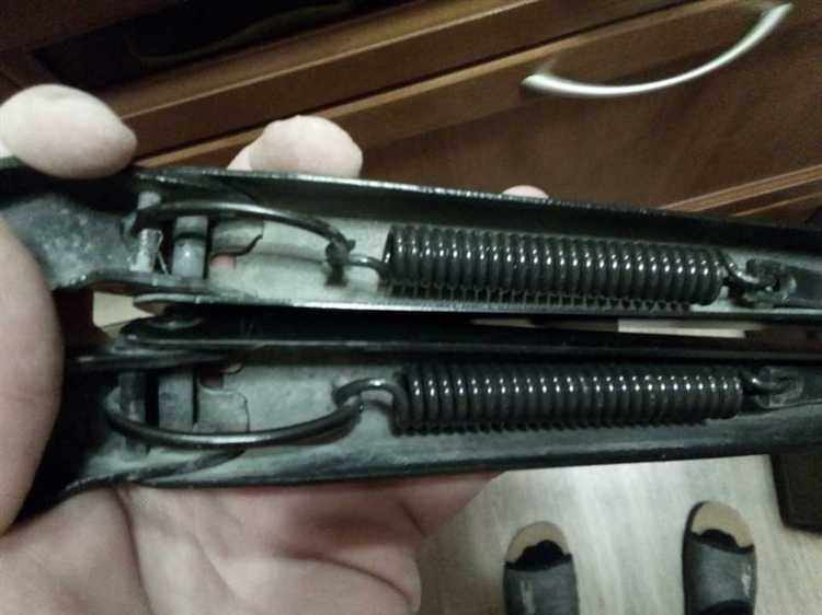 undefinedПодготовьте тонкий предмет для нажатия.</strong> Возьмите небольшую плоскую отвёртку или прочный ноготь – ими удобно нажимать на защёлку для разблокировки.»></p>
<p><strong>Проверьте направление снятия.</strong> Большинство поводков снимаются путём сдвига поводка вниз по оси крепления после нажатия защёлки. Убедитесь в правильности направления, чтобы не сломать фиксатор.</p>
<p><em>Не применяйте избыточную силу, чтобы избежать деформации пластиковых деталей.</em></p>
<h2>Методы освобождения защёлки поводка без применения инструментов</h2>
<p><img decoding=