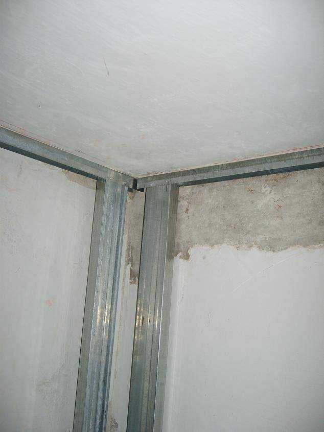 Проверка вертикали и угла с использованием уровня и отвеса