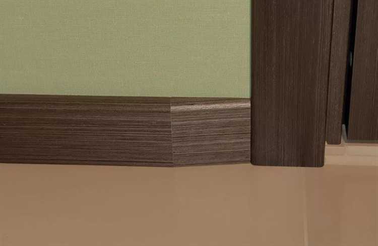 Как правильно измерить угол стены перед резкой плинтуса