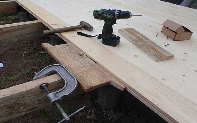 Техника выравнивания и подгонки досок при укладке пола