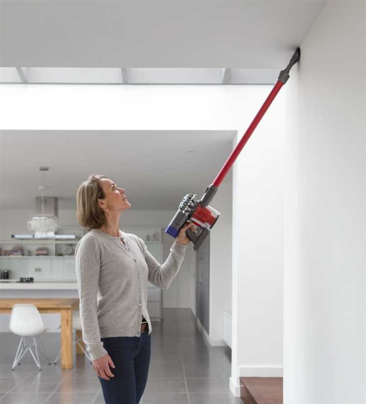 Как почистить потолок над люстрой и светильниками