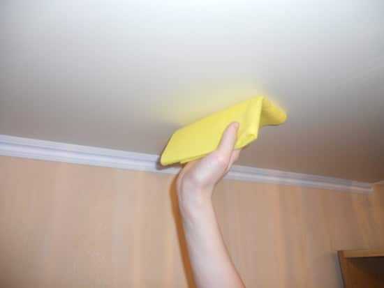 Как убрать пыль с натяжного потолка