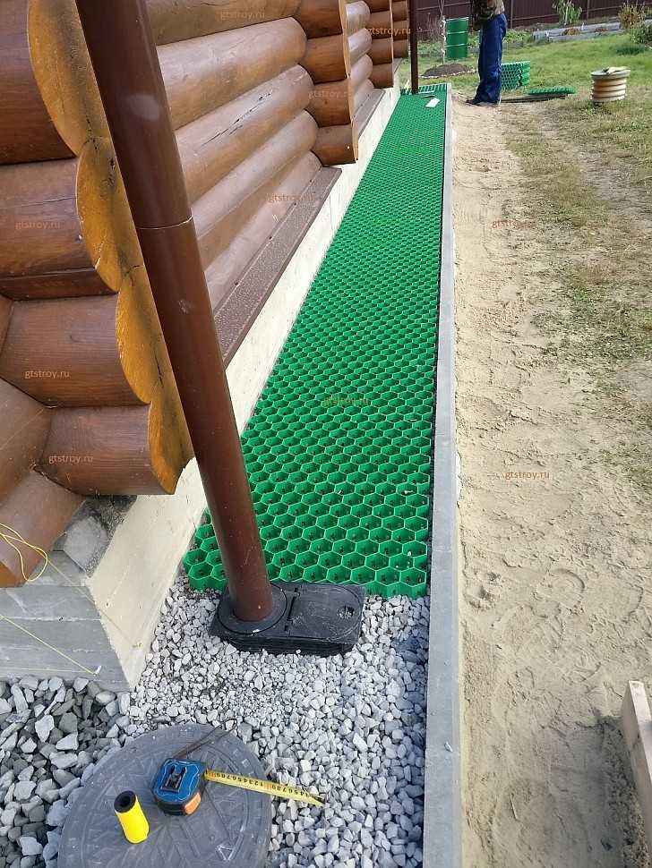 Установка дренажных труб для улучшения отведения воды
