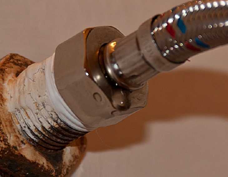 Как устранить подтекание воды в резьбовом соединении без разборки