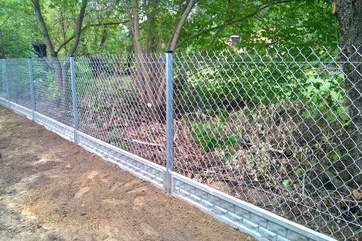 Сравнение фото оцинкованной и неоцинкованной сетки рабицы в заборах