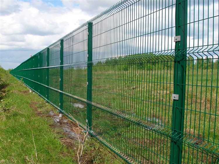 Заборы из сетки рабицы на дачных участках: фото и типовые решения