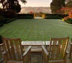 Техника выравнивания земли тракторами с разными насадками