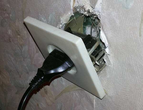 Проверка отсутствия напряжения в розетке с помощью тестера