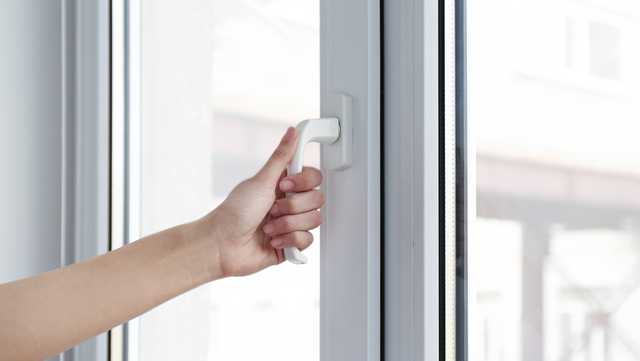 Закрепление окна с помощью специальных замков и зажимов