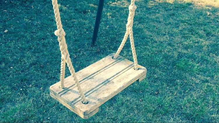 Установка качелей с помощью деревянных столбов