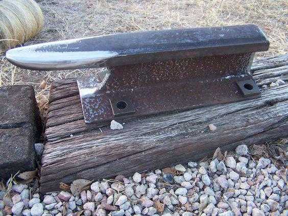 Подготовка поверхности пня: выравнивание и удаление коры