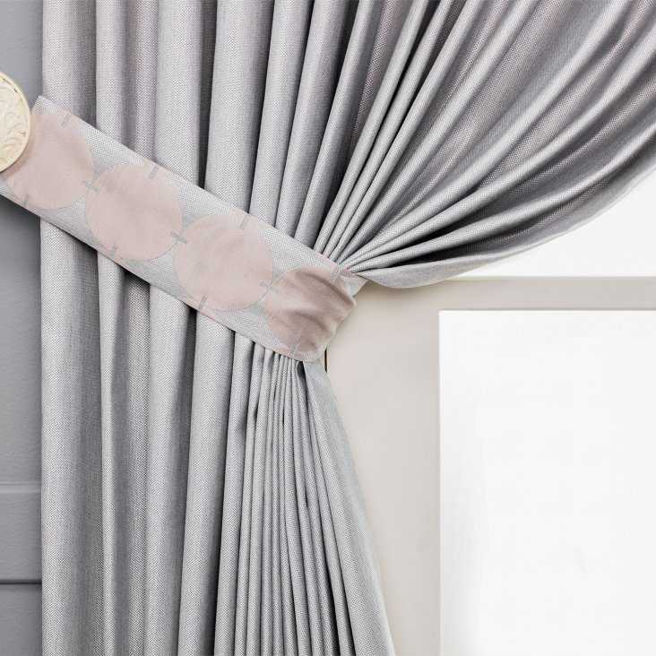 Какие карнизы и подвязки подчеркнут сочетание штор с серо-голубыми обоями