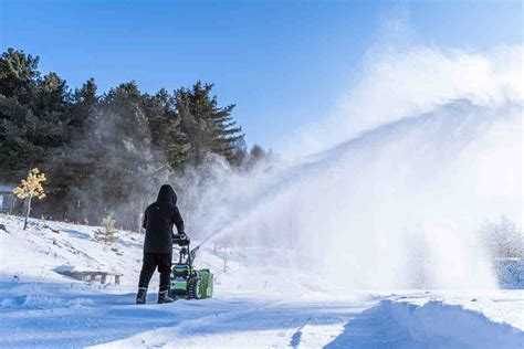 Насколько важна регулируемая высота ковша при расчистке снега возле дома