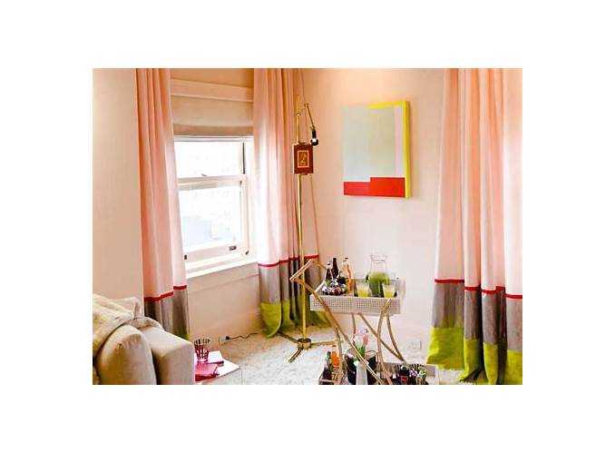 Какие цвета штор визуально увеличивают или уменьшают пространство с персиковыми обоями