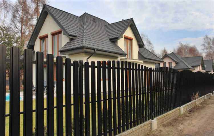 Чем руководствоваться при выборе высоты и прозрачности забора