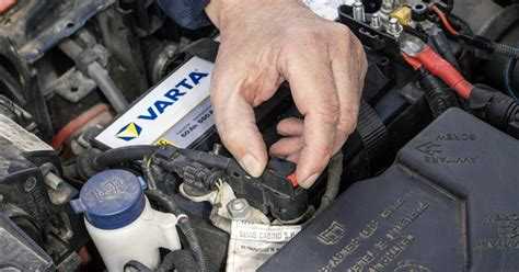 Какую клемму одевать первой на аккумулятор при зарядке