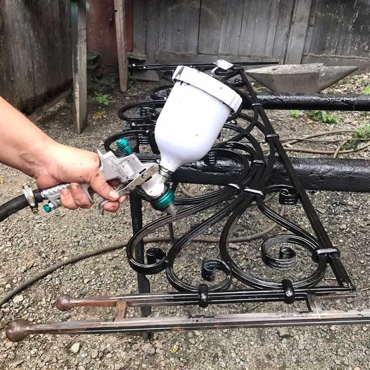 Какую краску лучше для старого металлического забора