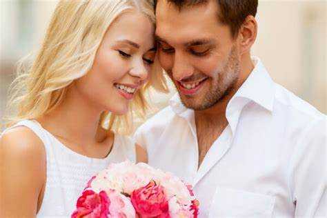 Что делать, если один тянет обои, а другой клеит