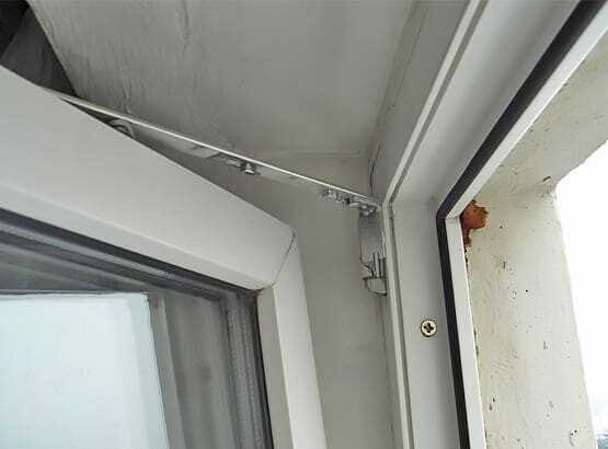 Как определить причину заедания створки при закрытии