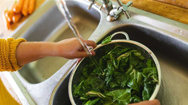 Чем грозит резкое охлаждение кипятка в металлической мойке