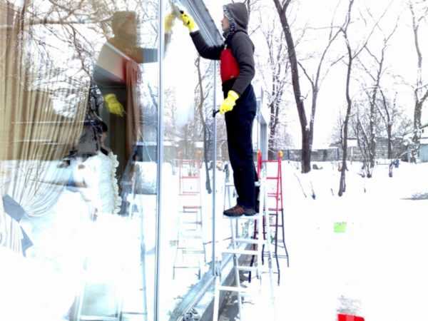 Температурные риски: почему не стоит мыть окна при сильном морозе