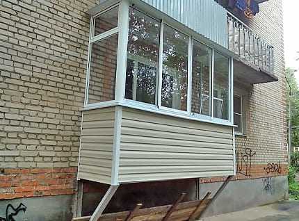 Какие типы балконов можно пристроить на первом этаже и как это влияет на цену