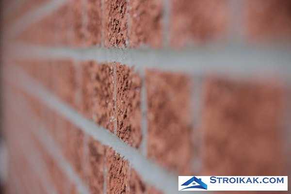 Когда обращаться к профессионалам для ремонта цоколя