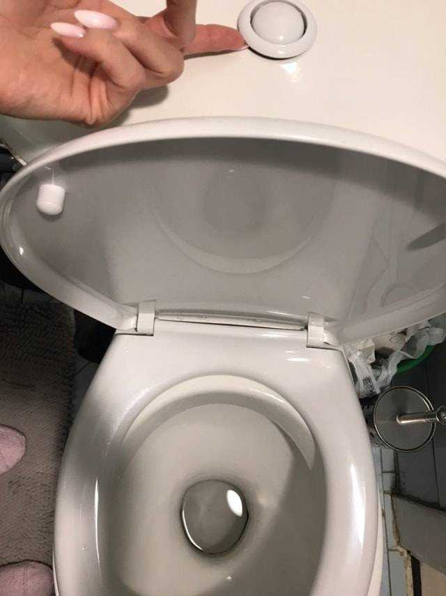 Почему вода может течь из-под основания унитаза