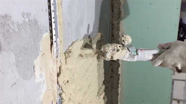 Треснула штукатурка под обоями: что делать